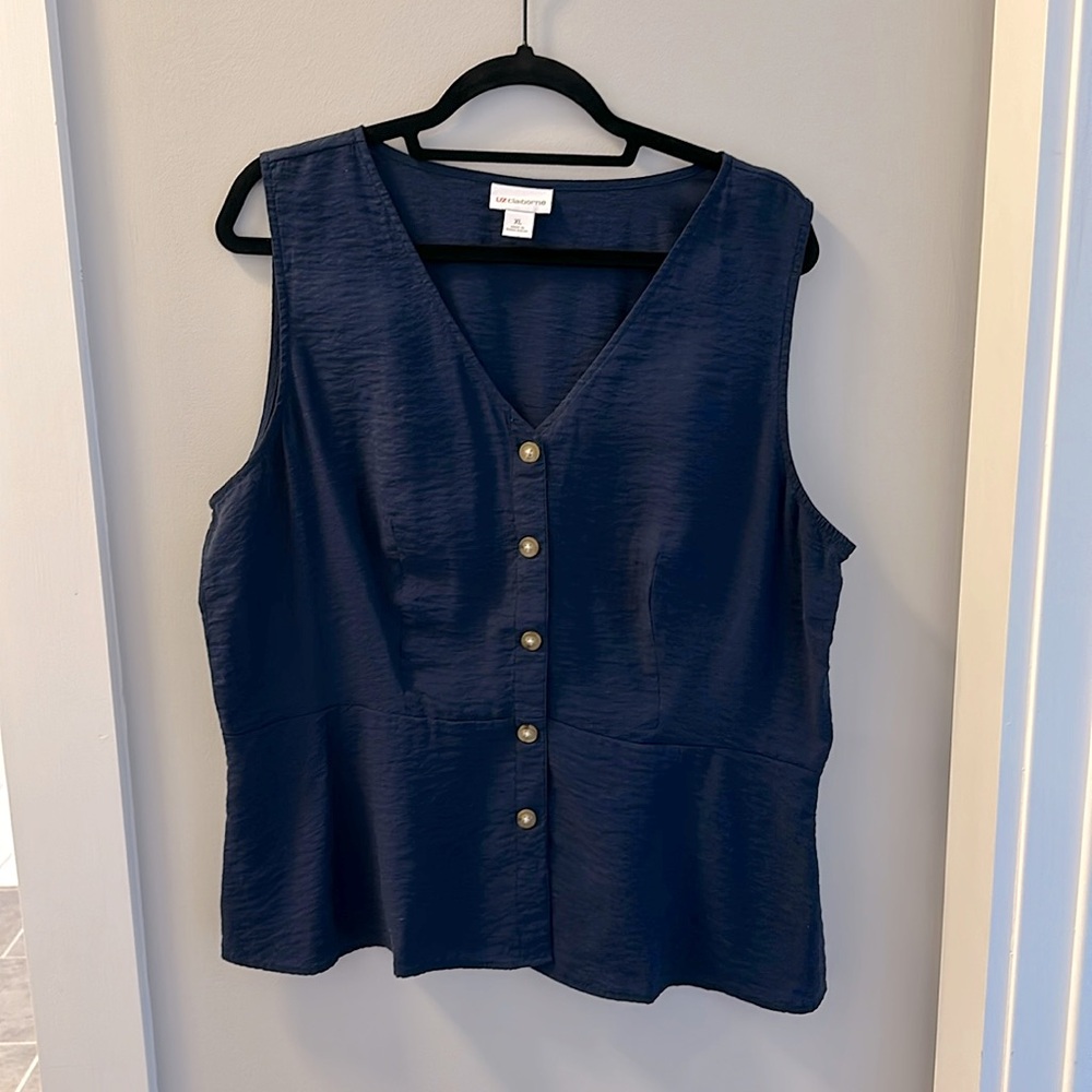 Liz Claiborne sleeveless navy blouse.  XL